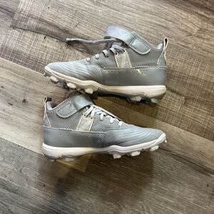 Youth Under Armour Cleats Size 5.5 Grey Baseball/Softball small imperfections